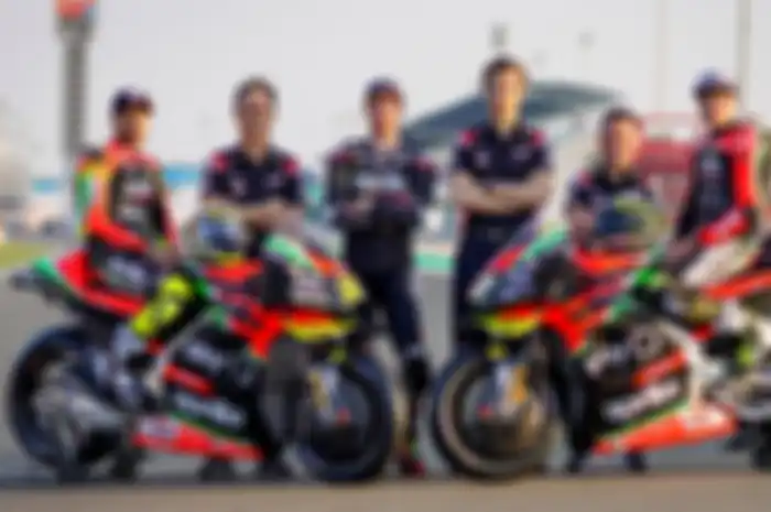 Massimo Rivola (ketiga dari kanan) bos tim Aprilia Racing Team Gresini dukung sepenuhnya Andrea Iannone bisa balapan bersama Aprilia di MotoGP