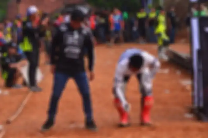 Aldi memukul tanah tempat start menggunakan golok