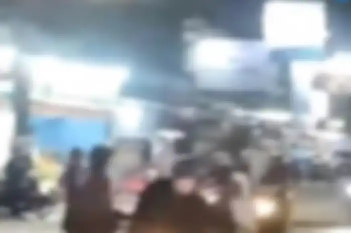  Warga berhamburan, bentrokan ormas lawan debt collector di Tangerang, tenteng senjata tajam.
