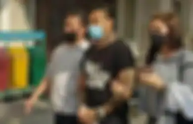 Tangannya Diborgol, Jerinx SID Lontarkan Sindiran Halus Sebelum Masuk Rutan: Saya Tak Apa di Sel Asal Tidak Ada Ibu yang Kehilangan Calon Anaknya karena Rapid Test!