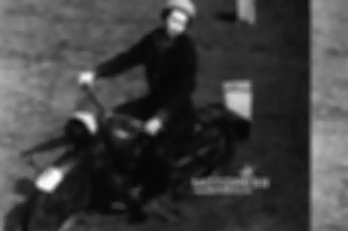 Ratu Elizabeth II saat menaiki motor antik BSA 250