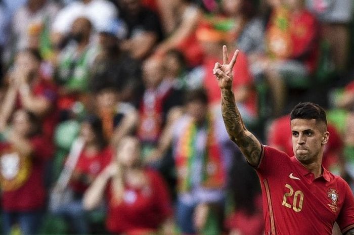 Pemain Portugal, Joao Cancelo, merayakan golnya ke gawang Republik Ceska dalam laga UEFA Nations League 2022/2023.