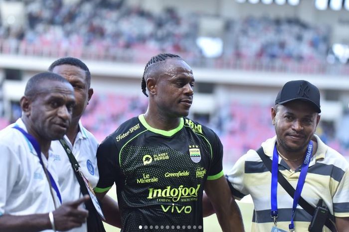 Pemain Persib Bandung, Victor Igbonefo (tengah), sedang menanti gelar juara kelimanya di kompetisi Indonesia.