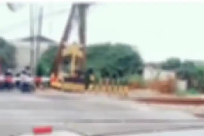 Dikira driver ojek nyelonong rel kereta