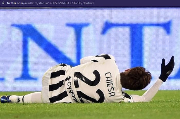 Federico Chiesa terkapar usia mengalami cedera saat Juventus menghadapi AS Roma dalam laga pekan ke-21 Liga Italia 2021-2022 di Stadion Olimpico Roma, Minggu (9/1/2022) malam waktu setempat.