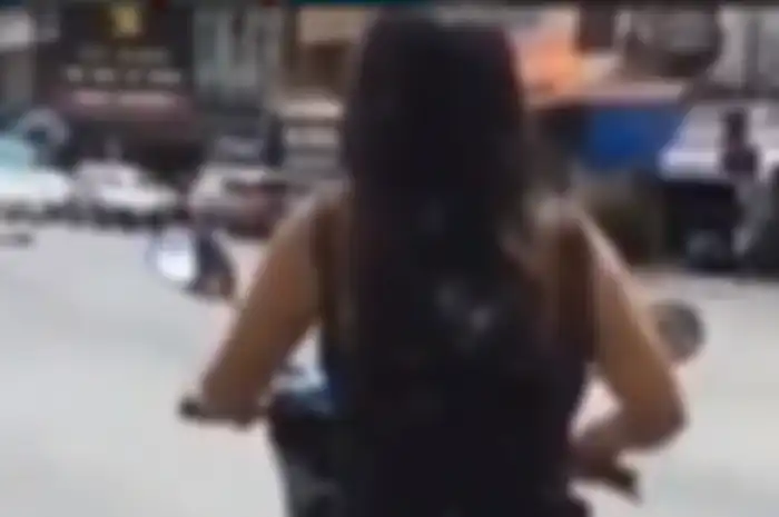 Emak-emak jaman now, geber-geber motor di jalan raya.