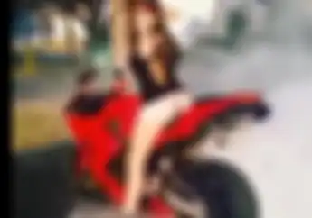 Video Cewek-cewek Cantik dan Seksi Pamer Aksi Burnout, Enggak Ada Obatnya