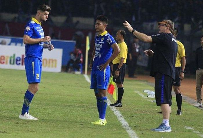 Bek Persib, Nick Kuipers (kiri) dan Achmad Jufriyanto (tengah) saat menerima arahan dari sang pelatih, Robert Rene Alberts (kanan) di laga terakhir putaran pertama liga 1 2019 melawan PSS Sleman di Stadion Si Jalak Harupat, Kabupaten Bandung, Jumat (30/8/2019).