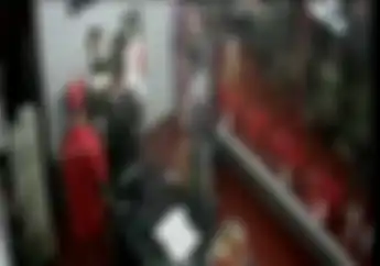Viral, Video Petugas Pom Bensin Dikeroyok 4 Orang, Pasrah Dipukul dan Ditendang Berkali-kali