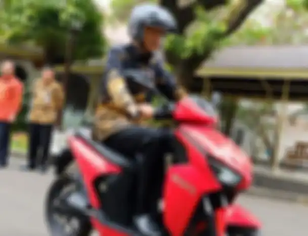 Presiden Jokowi menunggangi motor listrik, sebagai kampanye mengenalkan motor listrik kepada masyarakat Indonesia.