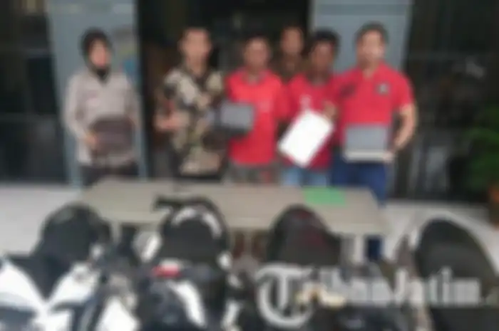Dua dari empat debt collector yang merampas paksa motor milik kreditur dibekuk Unit Resmob Polrestabes Surabaya, Jumat (25/1/2019). 