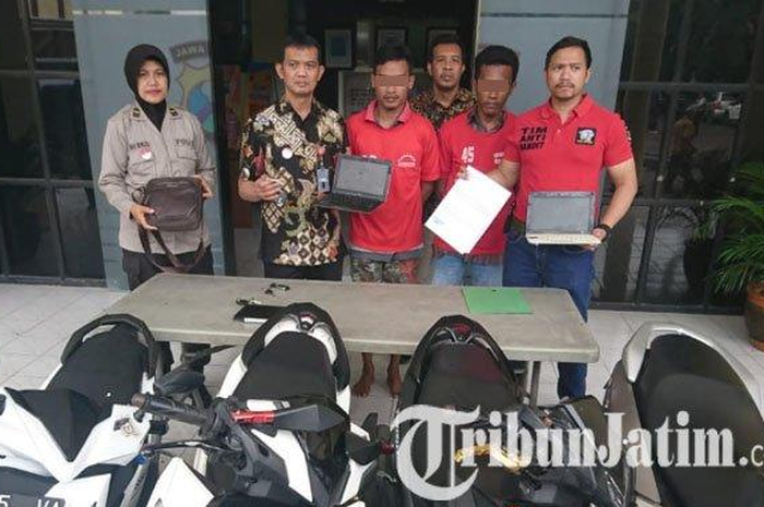 Dua dari empat debt collector yang merampas paksa motor milik kreditur dibekuk Unit Resmob Polrestabes Surabaya, Jumat (25/1/2019). 