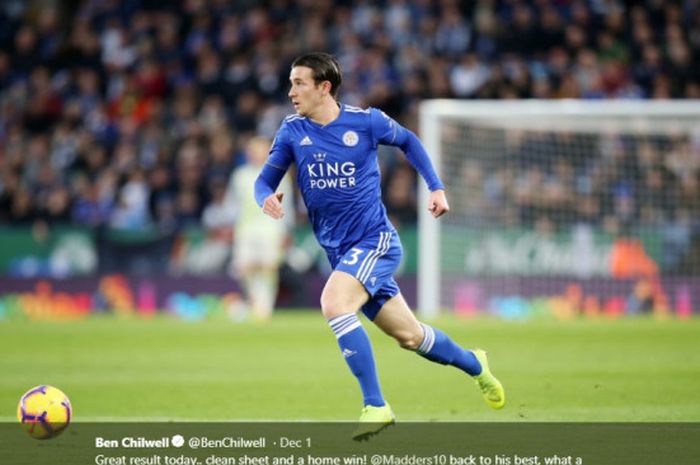 Bek Leicester City, Ben Chilwell, menggiring bola dalam suatu pertandingan.