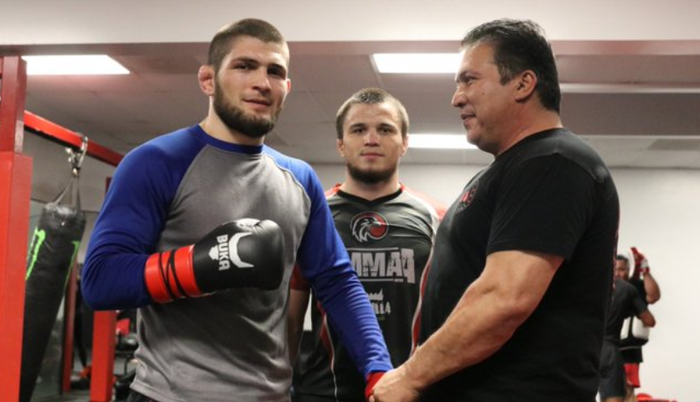 Khabib Nurmagomedov (kiri) dan Javier Mendez (kanan). Khabib Nurmagomedov merupakan petarung yang diasuh oleh Javier Mendez. 