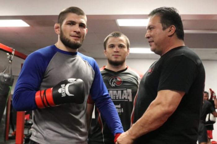 Khabib Nurmagomedov (kiri) dan Javier Mendez (kanan). Khabib Nurmagomedov merupakan petarung yang diasuh oleh Javier Mendez. 