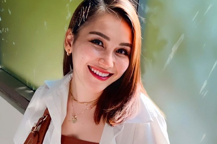 Namun bak angin berlalu, Ayu Ting Ting justru seakan menghiraukan petisi blacklist dirinya hingga tetap sibuk menjalani hari-harinya.