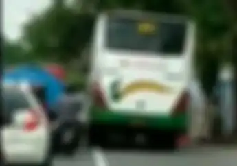 Enggak Ada Kapoknya, Detik-detik Bus Ngeblong Dipaksa Mundur Polisi, Pemotor Nyaris Kejepit