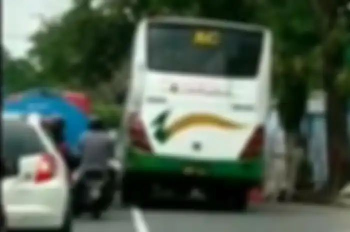 Bus ngeblong di Salatiga dipaksa mundur polisi.
