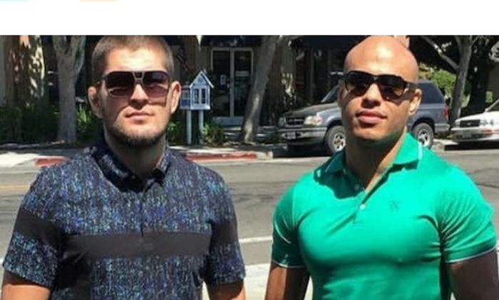 Khabib Nurmagomedov (kiri) berfoto bersama dengan sang manajer Ali Abdelaziz (kanan)