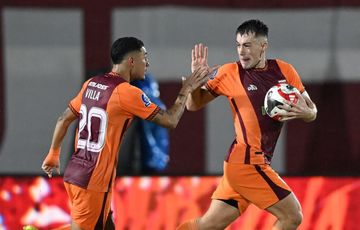 Eks winger Borneo FC, Mariano Peralta (kanan) dikabarkan menjadi incaran Persib Bandung.