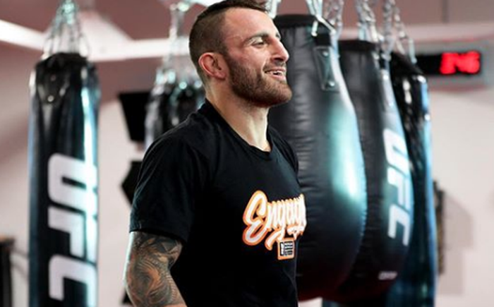 Juara kelas bulu UFC, Alexander Volkanovski.