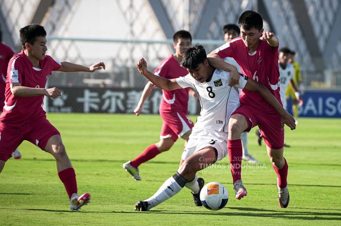 Suasana pertandingan antara timnas U-17 Indonesia melawan timnas U-17 Korea Utara, Senin (14/4/2025).