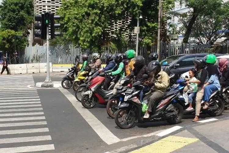 Tilang Elektronik Mulai Diterapkan, Pemotor di Sarinah Tampak Berbaris Rapi di Belakang Garis Marka