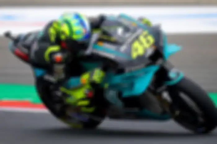 Valentino Rossi memakai helm AGV untuk MotoGP 2021