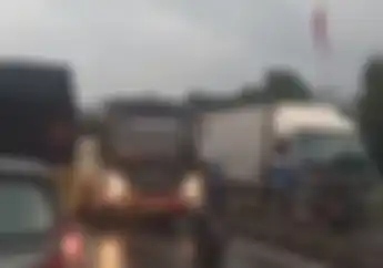 Nekat! Video Pemotor Berani Hadang Laju Bus Lawan Arah di Lamongan, Sopir Pasrah Mundur Teratur