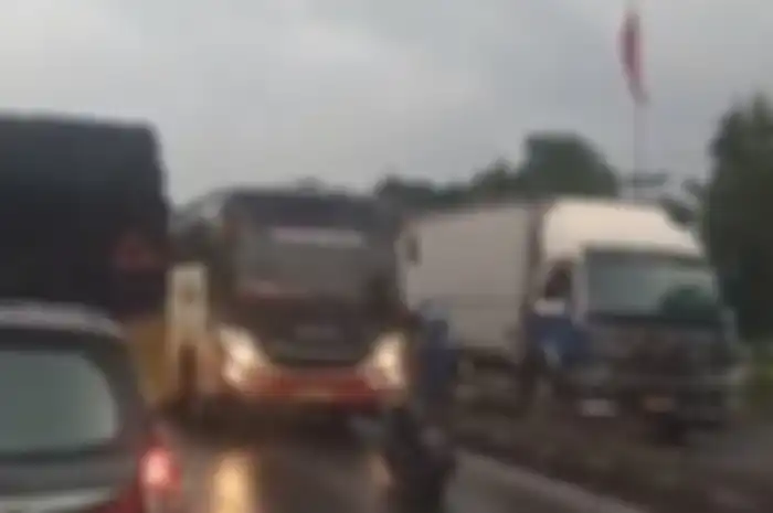 Pemotor nekat hadang bus yang melawan arah di Lamongan.