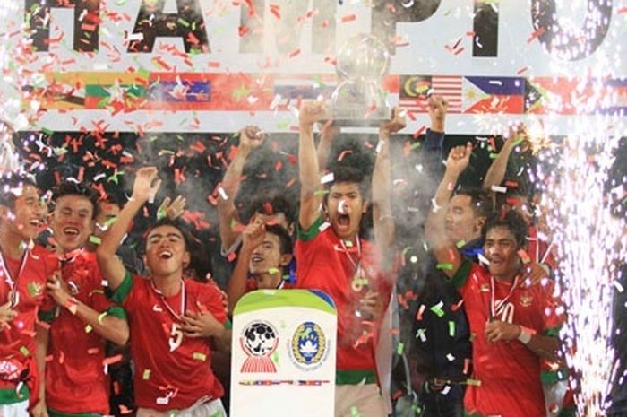 Timnas U-19 Indonesia merayakan gelar juara Piala AFF U-19 2013 ditangan pelatih Indra Sjafri.