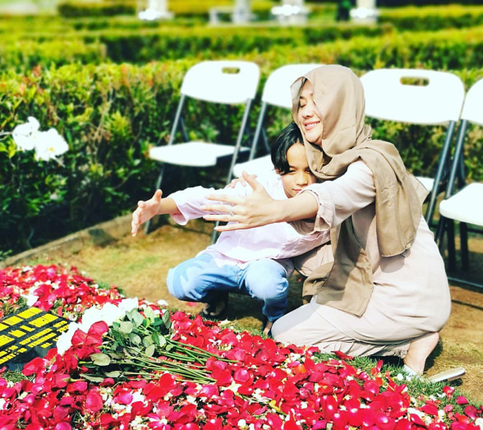 Bunga Citra lestari dan Noah  melakukan virtual hug di samping makam Ashraf 