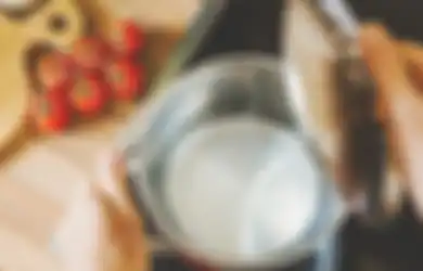 Cara Mudah Hilangkan Noda Gosong dan Kerak di Panci, Tuangkan 1 Botol Soda dan Lihat Hasilnya!