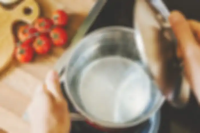 Cara Mudah Hilangkan Noda Gosong dan Kerak di Panci, Tuangkan 1 Botol Soda dan Lihat Hasilnya!