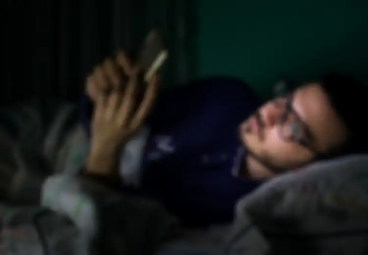 Sudah Menjadi Kebiasaan Kebanyakan Orang, Hati-hati Taruh Ponsel di Bawah Bantal Bisa Sebabkan 6 Penyakit Ini, Segera Hentikan Kebiasaan Ini