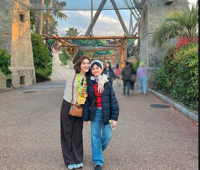 Koleksi tas Hermes Ayu Ting Ting saat di Jepang.