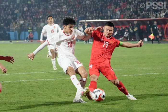 Victor Dethan (kiri) dalam laga Timnas Indonesia Vs Vietnam dalam laga ketiga Grup B ASEAN Cup 2024 di Viet Tri, Phu Tho, Minggu (15/12/2024).