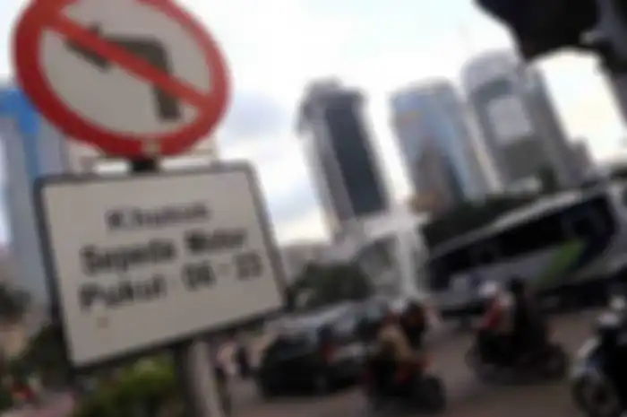 Motor bebas melintas di jalan MH Thamrin