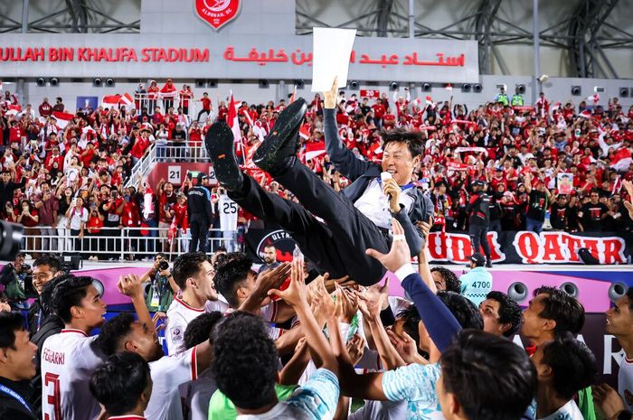 Saat para pemain Timnas U-23 Indonesia merayakan selebrasi dengan mengangkat pelatih Shin Tae-yong seusai skuad Garuda Muda dipastikan lolos ke semifinal Piala Asia U-23 2024.