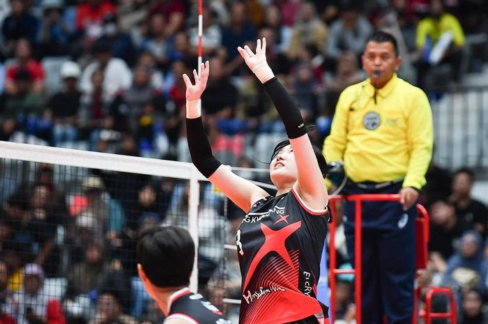 Aksi Setter Daejeon JungKwanJang Red Sparks, Yeum Hye-seon, pada laga ekshibisi Fun Volleyball di Indonesia Arena, Senayan, Jakarta, Sabtu, 20 April 2024