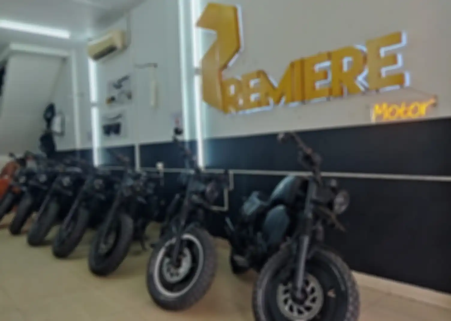 Deretan motor custom di Premiere Motor.