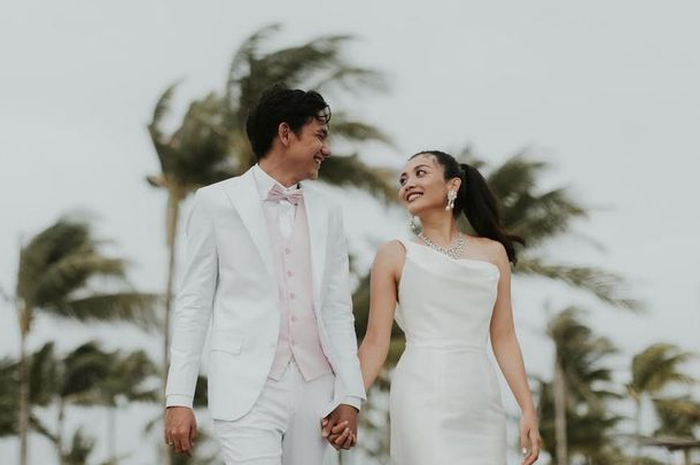 Reaksi istri Adipati Dolken melihat suaminya adegan ciuman di Film.