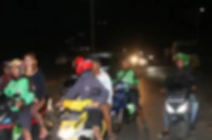 Rekan korban juga ikut melakukan pencarian