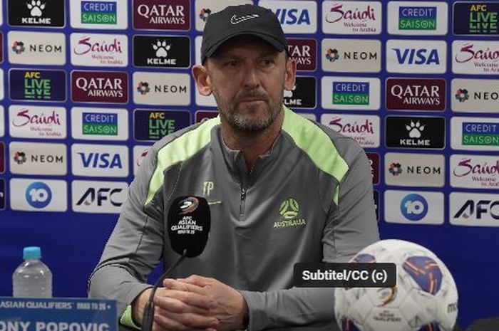 Pelatih Australia, Tony Popovic saat memberi keterangan kepada awak media pada konpers pra-laga melawan Timnas Indonesia, Rabu (19/3/2025).