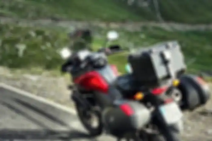 Ilustrasi touring pakai motor dengan box tambahan