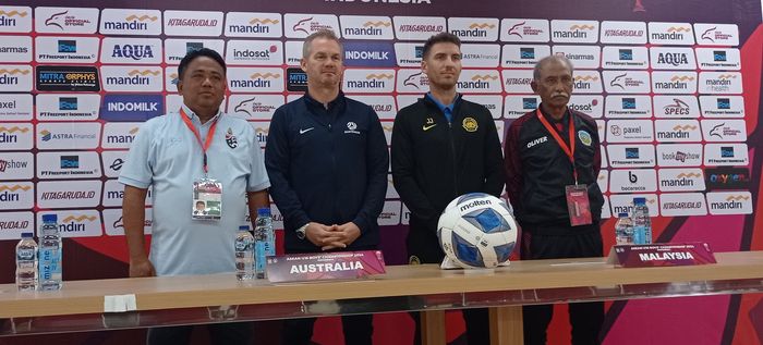 Dari kiri ke kanan pada konferensi pers Grup C ASEAN Cup U-16 2024 di Stadion Manahan, Surakarta: Pelatih Thailand, Jadet Meelarp; Pelatih Malaysia, Javier Jorda Ribera; Pelatih Timor Leste, Gopalkhrisnan A S Ramasamy; Pelatih&nbsp;Australia, Brad Maloney