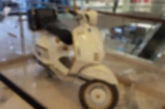 Vespa Dior 946 hadir di Mall Pakuwon Surabaya