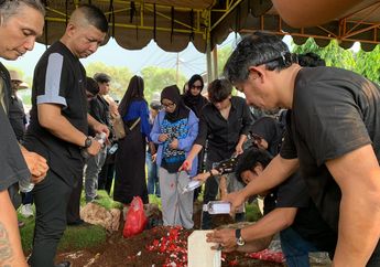 Jenazah Keyboardis Ungu Gatot Kies Dimakamkan, Diiringi Isak Tangis Keluarga dan Sahabat