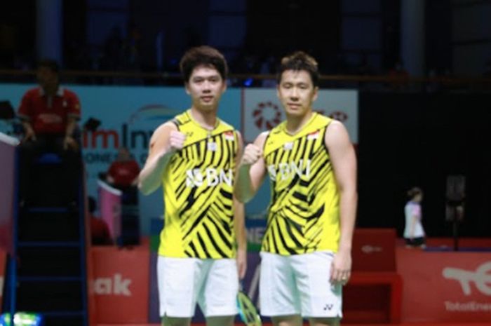 Pasangan ganda putra, Marcus Fernaldi Gideon/Kevin Sanjaya Sukamuljo, usai meraih kemenangan di babak perempat final Indonesia Open 2021 di Bali International Convention Centre, Nusa Dua, Bali, Jumat (26/11/2021).