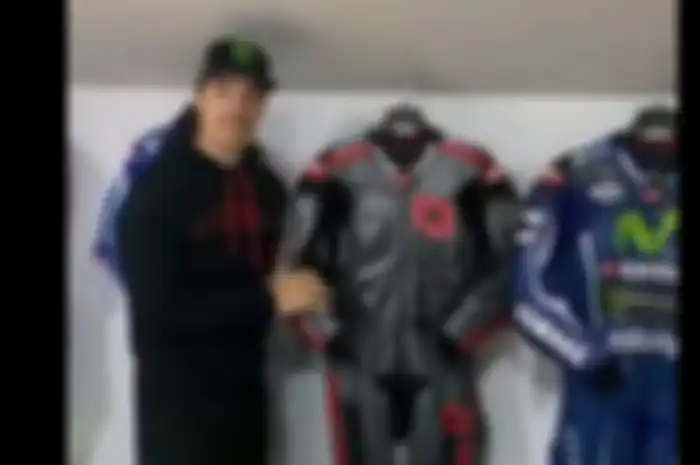 Pembalap Monster Energy Yamaha MotoGP, Maverick Vinales, pamer baju balap Alpinestars yang dipakai sejak pertama balap MotoGP di 2011-2019.